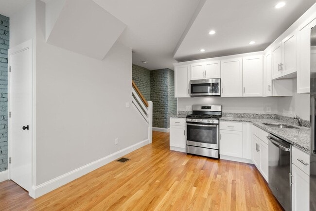 Building Photo - HOT BRIGHTON LISTING!!!!
