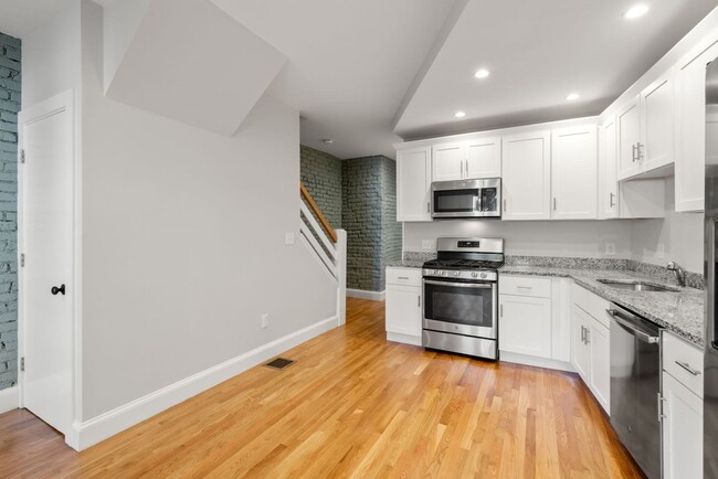 Building Photo - Single Family - Free Laundry - Blocks Clev...
