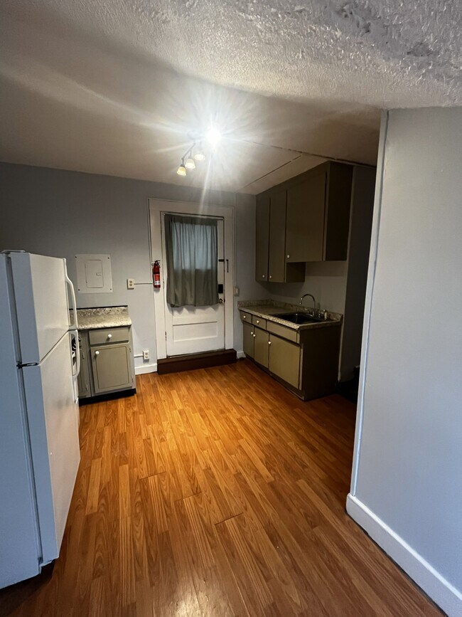 Cocina 10x13 - 319 W Dutton St