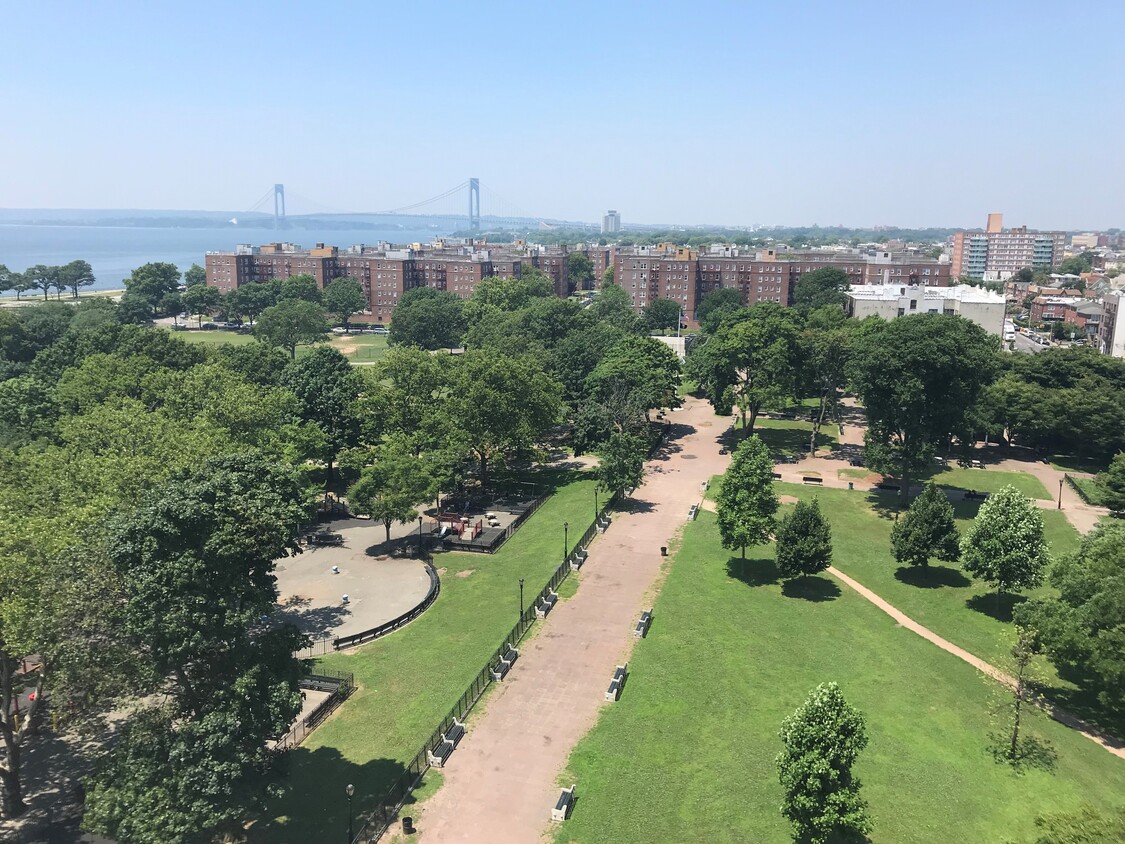 A la derecha de Bensonhurst Park - Shore Haven Apartments