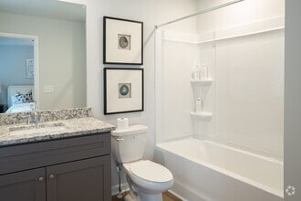 3BR, 2BA - 1378SF - Isabella - Bathroom - The Collection Tate Bend