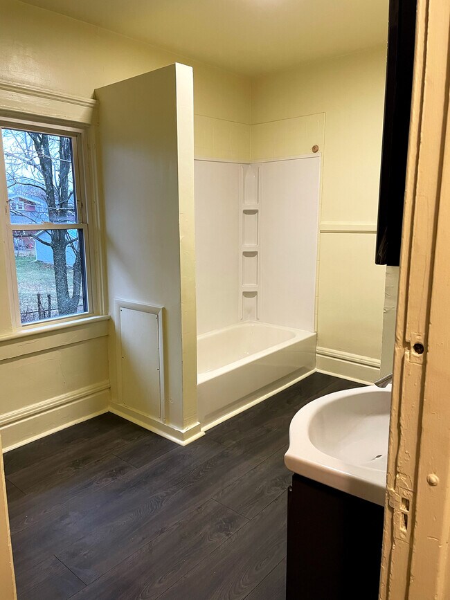 Building Photo - 889 N Main St