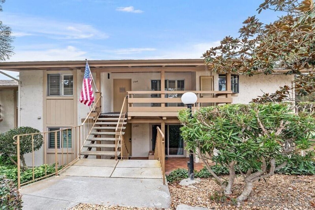 Primary Photo - Gorgeous Upper Unit Condo in Fairway Knoll...