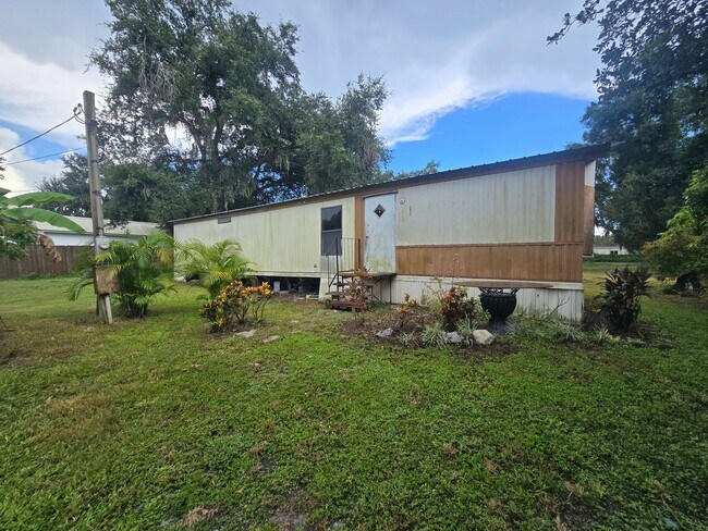 Building Photo - Two bedroom 1.5 bath mobile home on property