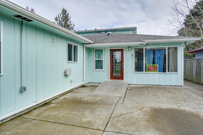 Foto del edificio - FIVE BEDROOM HOME IN KELSO