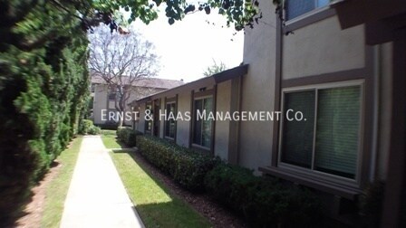 Foto del edificio - Beautiful Two-Story Townhome Loaded with A...