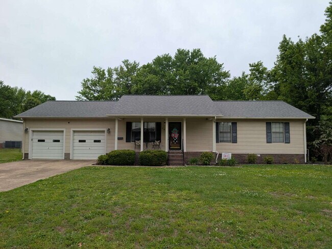 Foto del edificio - "Charming 3-Bedroom Retreat with 2 Full Baths in Tranquil Martin, TN"