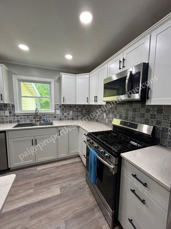 Building Photo - Stunning 4-bedroom, 2-bath Home with Attached Garage
