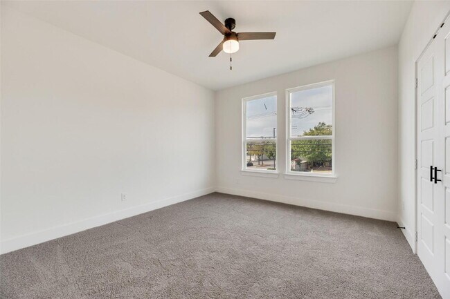 Foto del edificio - 2330 Fairfax Dr