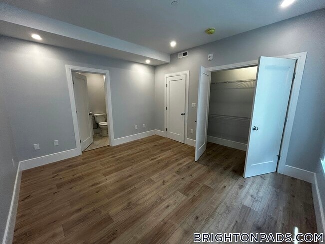 Foto del edificio - 124 Kenrick St