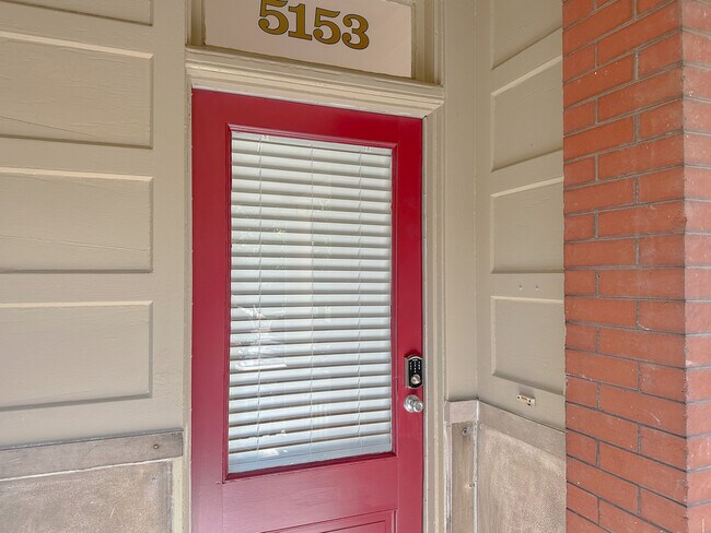 Foto del edificio - 5153 Waterman Blvd