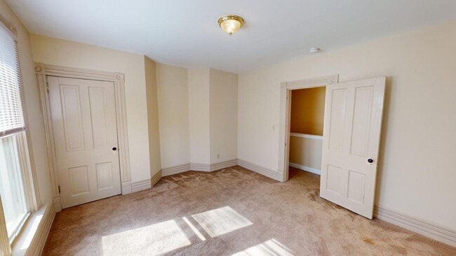 Building Photo - 5 BEDROOMS + 2 FULL BATHROOMS + 5 FREE OFF...
