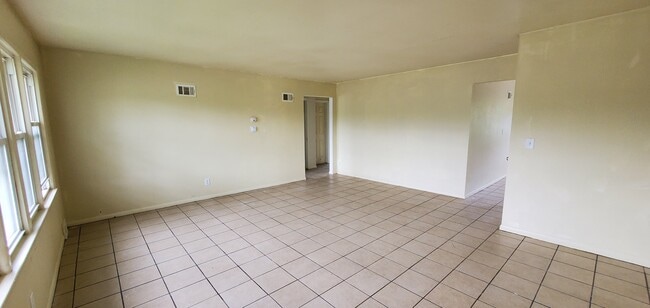Building Photo - 4826 W Hampton Ave