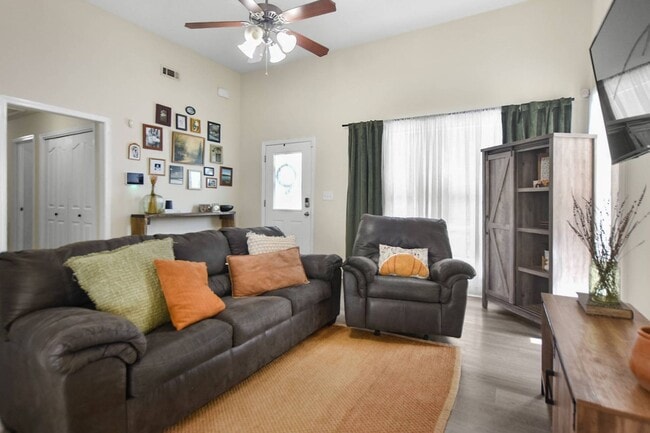 Building Photo - Pet Friendly Three Bedroom!