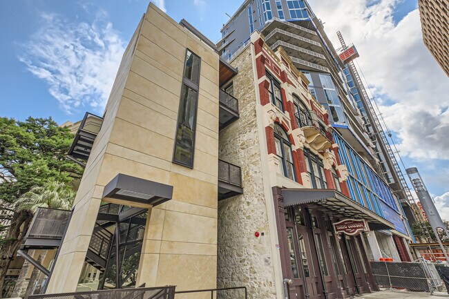Building Photo - 135 E Commerce St