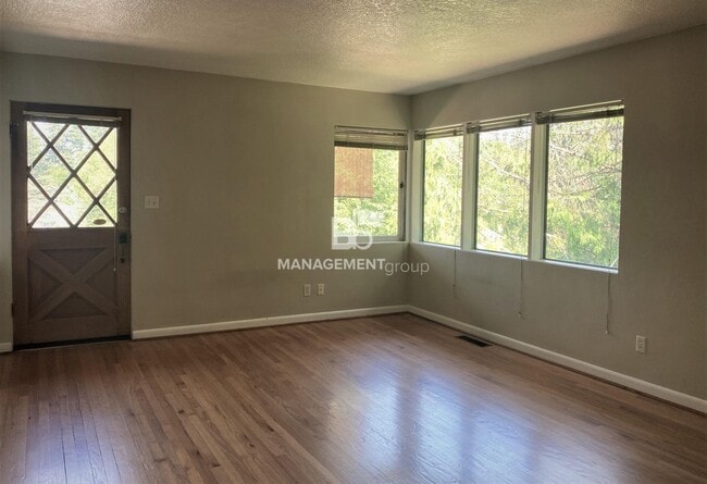 Building Photo - Spacious Multnomah Village Duplex sits amo...