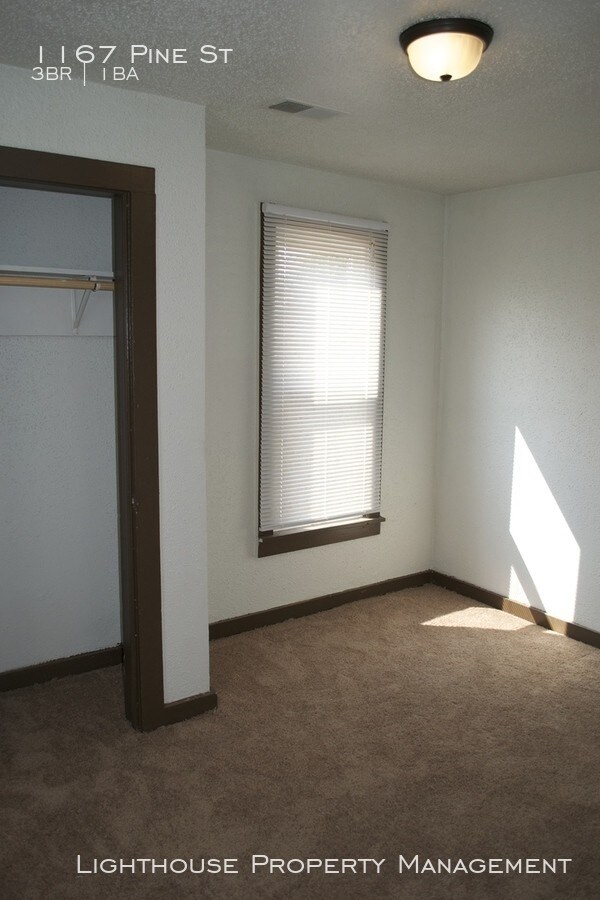 Building Photo - 3 Bedroom Duplex Unit Available in Muskegon