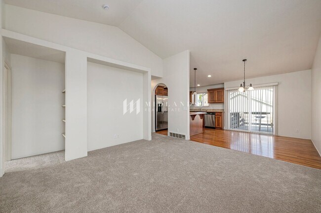 Building Photo - Beautiful Townhome in Shadow View