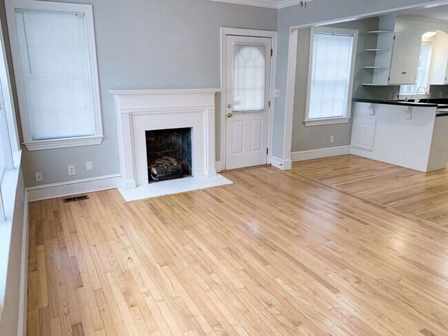 Building Photo - Fenced in 4 bedroom home for 4 or 3 people!