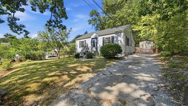 Building Photo - 319 Sylvan St