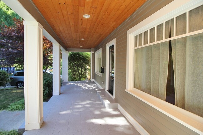 Foto del edificio - 2443 NE 10th Ave