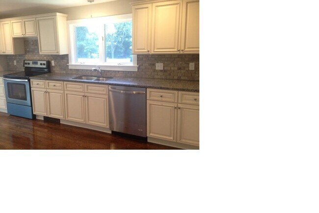 Building Photo - 185 Pequot Trl