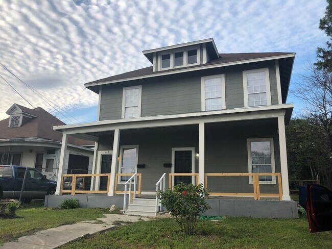 This beautiful duplex comes with 2 bedrooms, 1 leaving room and separate specious dinning room right next to the kitchen. - 217 Rigsby Ave