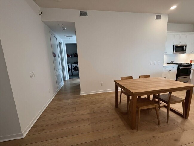 Building Photo - Beautiful 3-Bedroom Home with Solar Panels in Valencia!