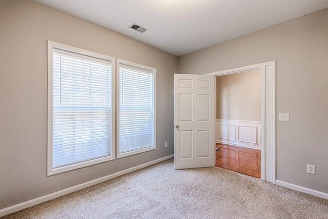 Building Photo - 3328 Chastain Gardens Dr NW