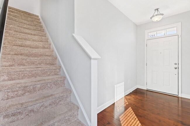 Building Photo - Bright & Spacious End-Unit Townhome in Flo...