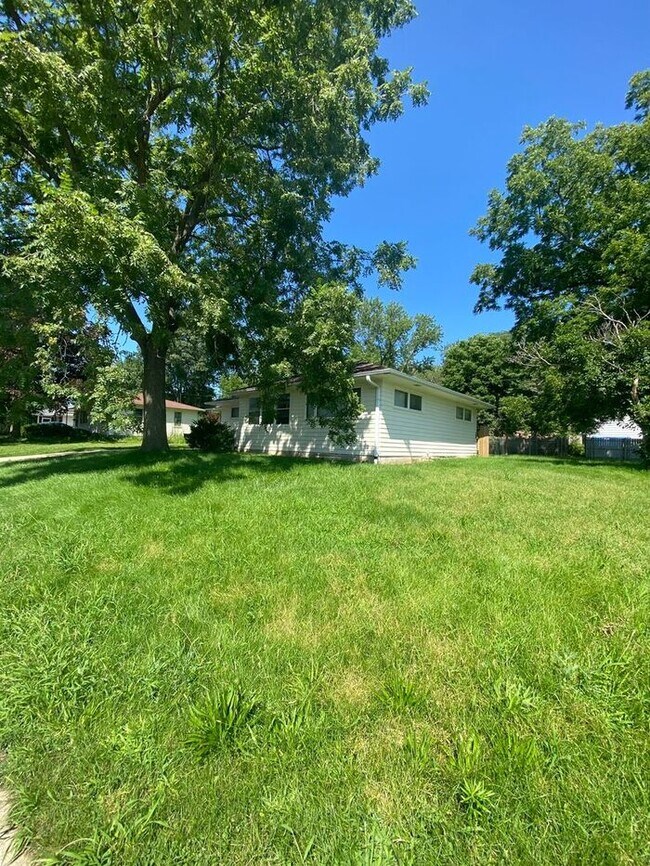 Building Photo - $1,600 | 3 Bedroom, 1 Bathroom House | No ...