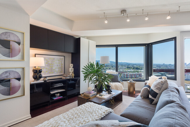 Foto del edificio - 6363 Christie Ave