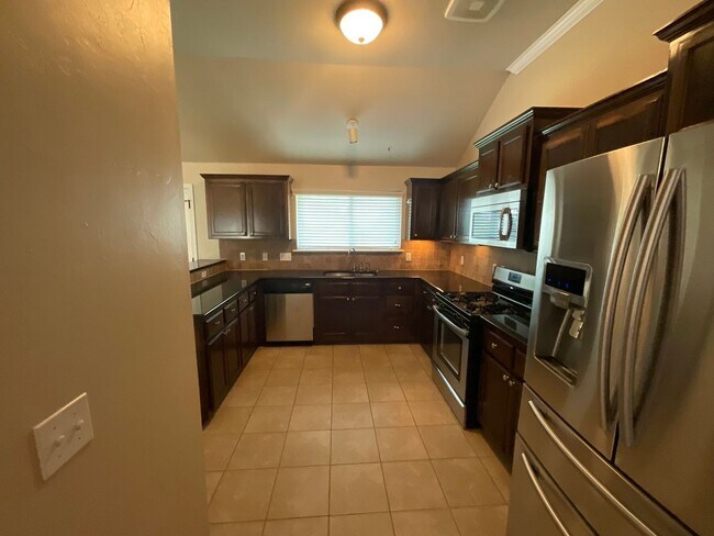 Foto del edificio - 4 bed, 2 bath, 2 car garage, 12-14 person Storm Shelter