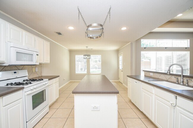 Building Photo - 707 New Pines Dr