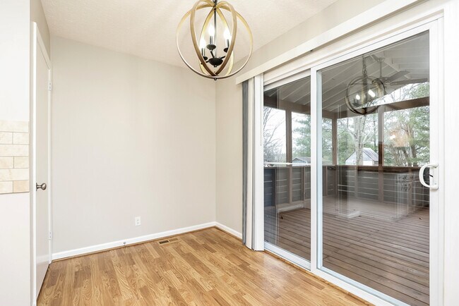 Foto del edificio - Charming Cottage w/ screened in porch!