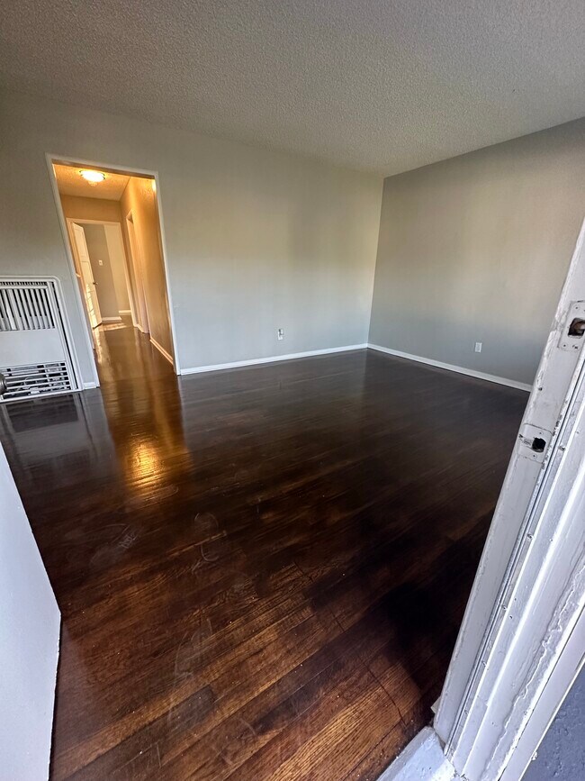 Foto del edificio - 1235 Roxbury Dr