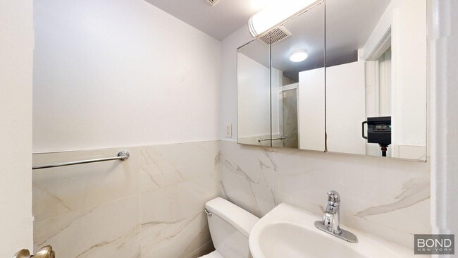 Building Photo - 210 E 83rd St