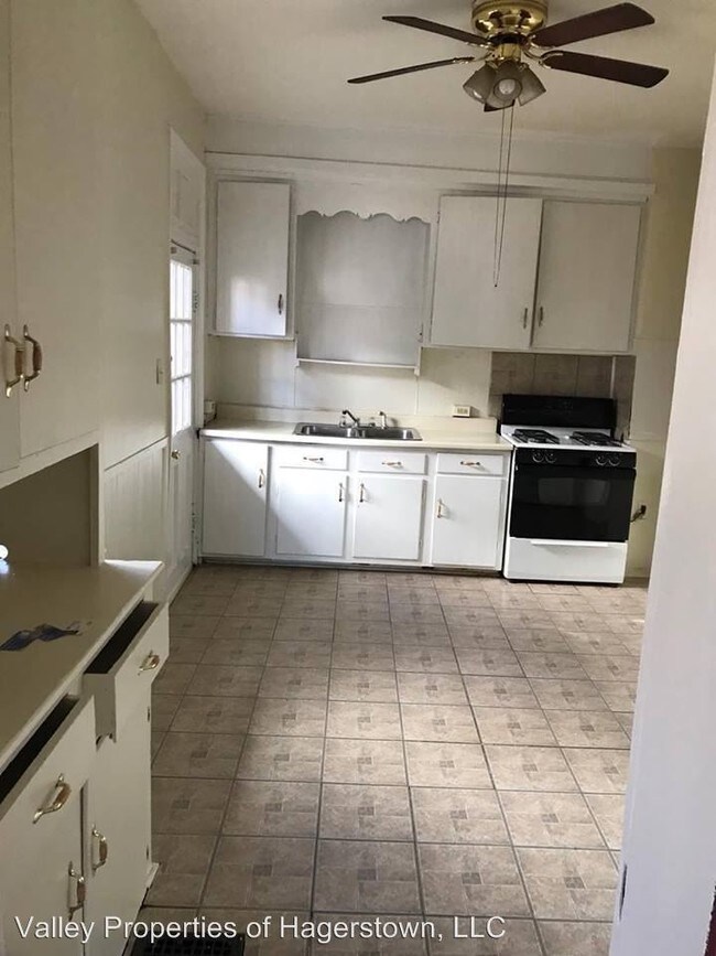 Building Photo - 3 br, 1 bath House - 230 N Mulberry St