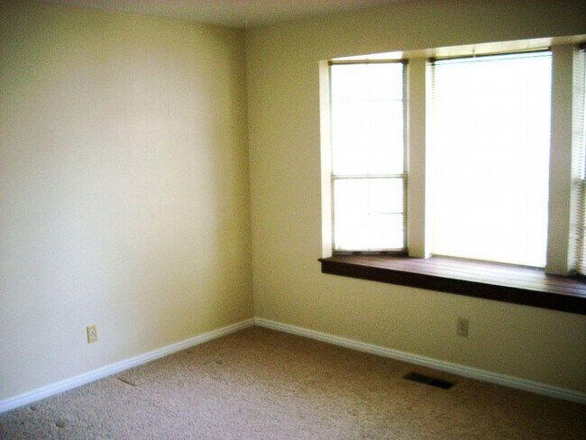 Building Photo - Spacious East Millcreek Townhouse