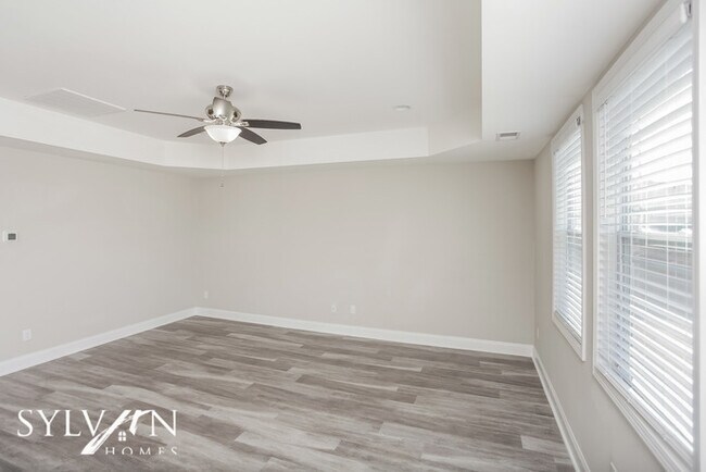 Building Photo - Luxury, Location, and Convenience!