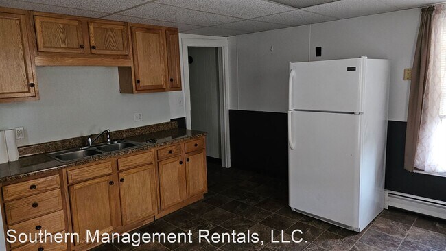 Building Photo - 3 br, 1 bath House - 65 E Canal St 2nd floor