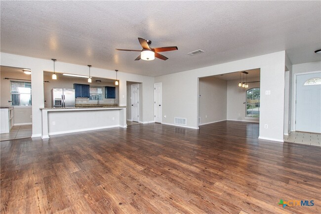 Foto del edificio - 221 Timber Ridge Dr