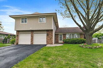 Building Photo - 121 Millis Ln