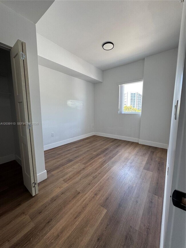 Foto del edificio - 1021 NW 1st St
