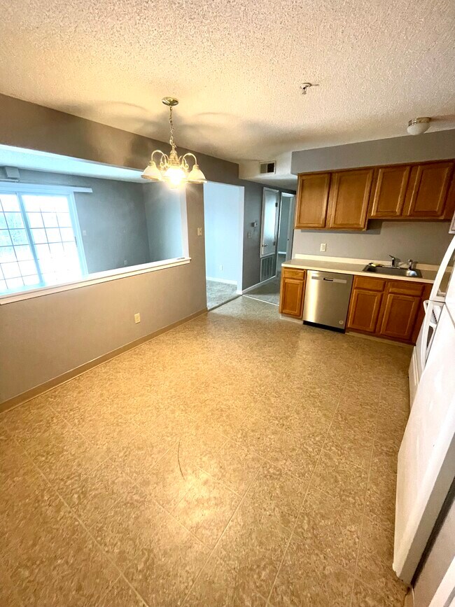 Vista de la cocina desde la puerta - Creekside Lane Apartments