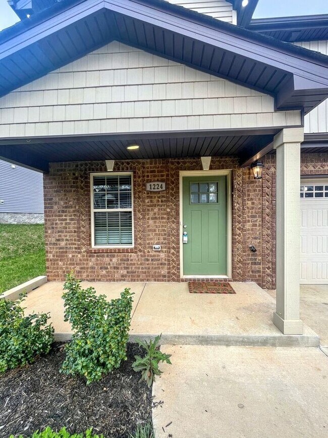Building Photo - Spacious 3-Bedroom Home in a Prime Locatio...