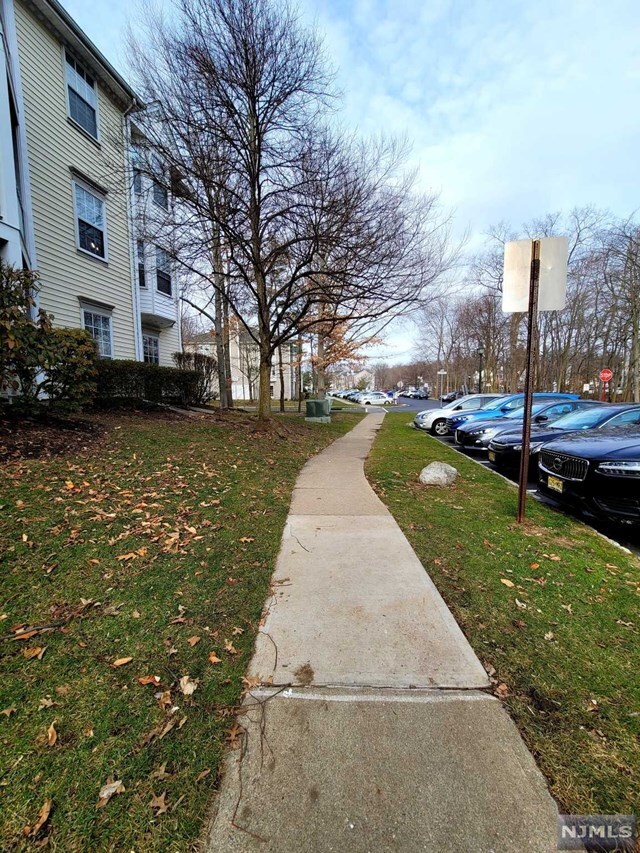 Building Photo - 590 Lilac Ln