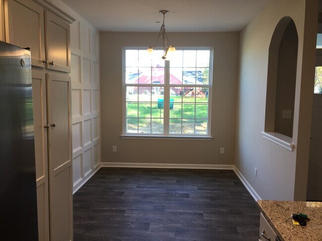 Large Eat-In Kitchen dining area - 601 Promenade Ln