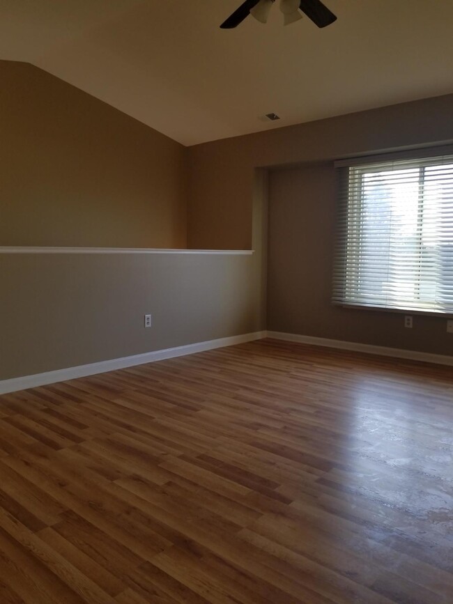 Building Photo - 2 Bedroom Upper Condo, Condo has Raised Ce...