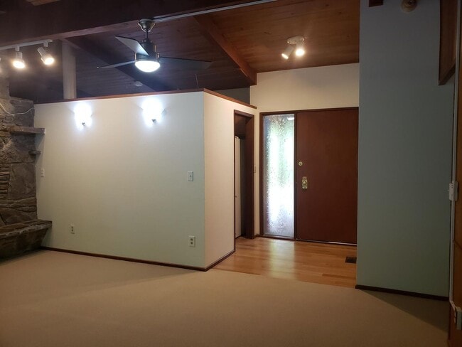 Building Photo - Unique Two Story Home in the Lincoln Area - Available Now!